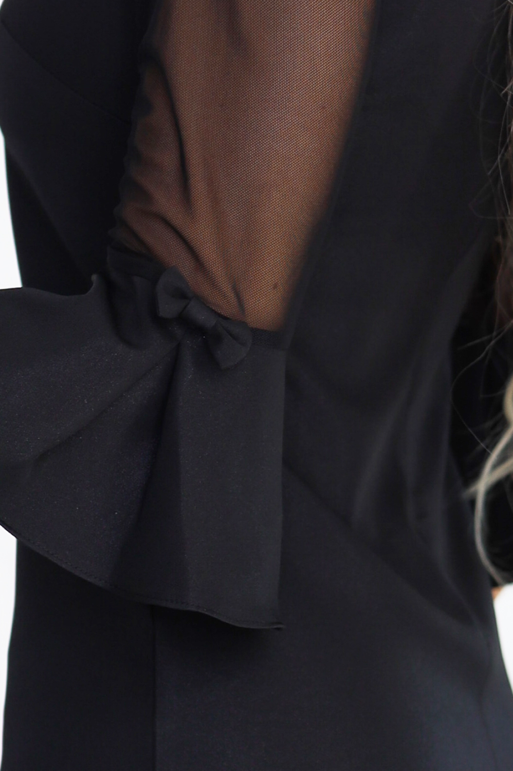 668-1-trapezowa-sukienka-brokatowa-z-tiulowymi-rekawami-i-dekoltem-v-czarna_21088